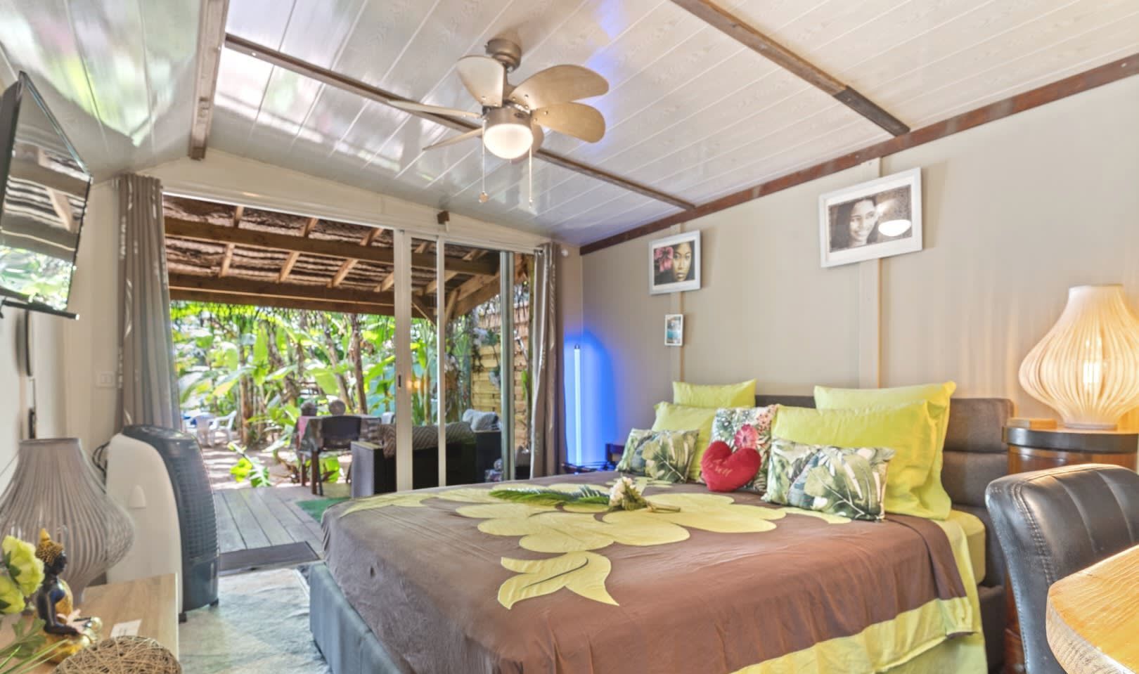 1 chambre, bureau, fer et planche à repasser, lit parapluie