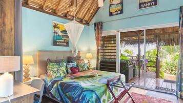 1 slaapkamer, een bureau, een strijkplank/strijkijzer, reisbedje