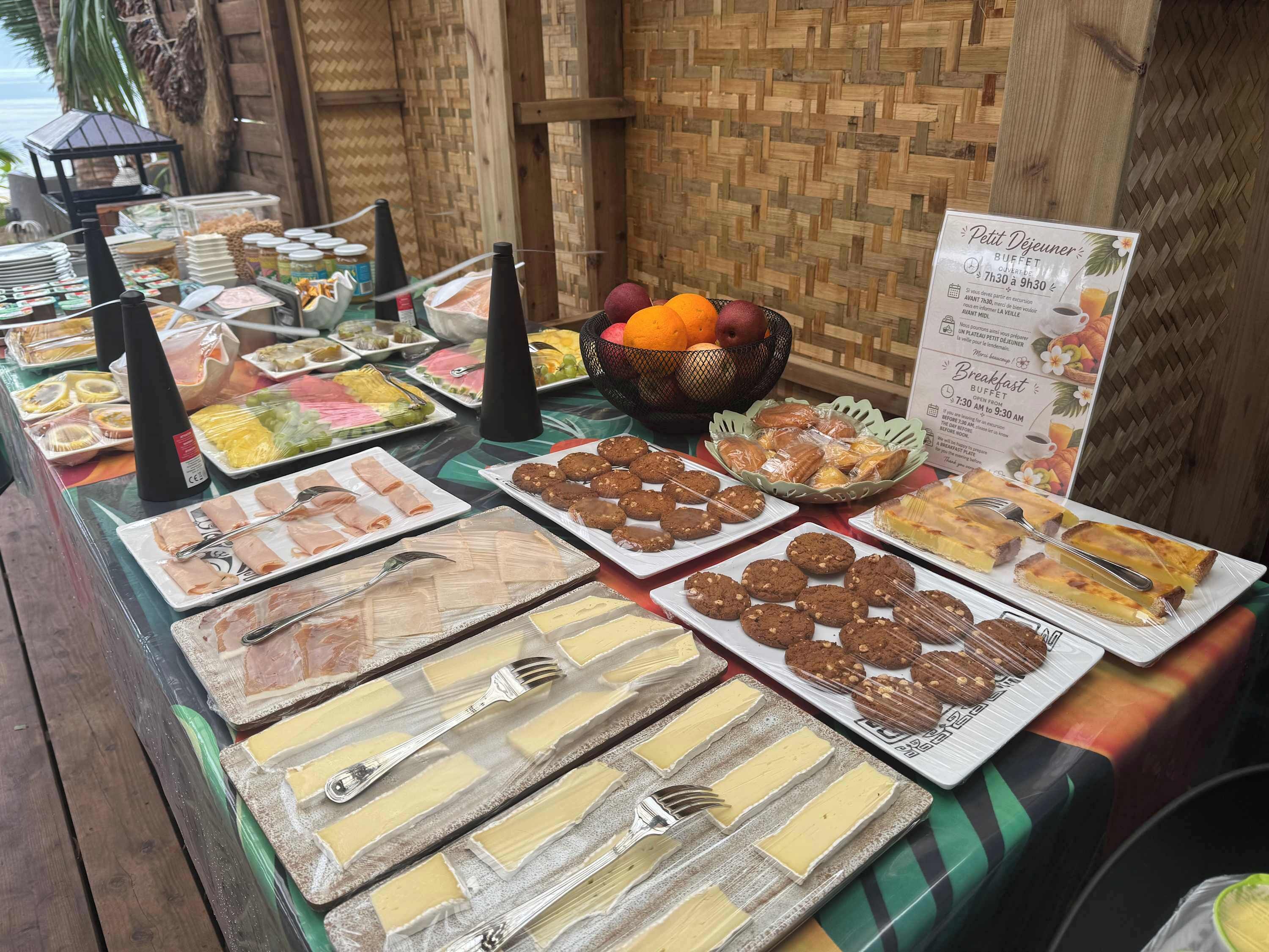 Een buffet met diverse gerechten en een menubord.