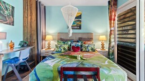 1 bedroom, desk, iron/ironing board, travel crib - Fare Oaoa · the quiet end of the beach, sleeps 2 (Moorea)