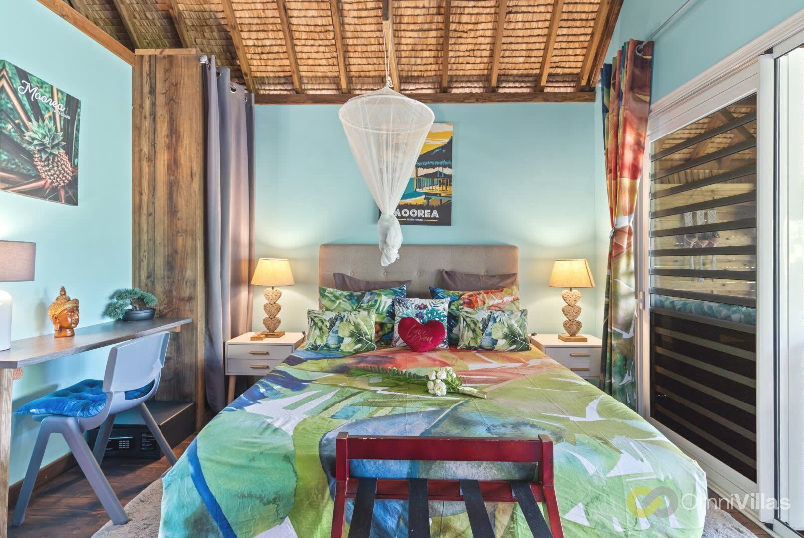 1 chambre, bureau, fer et planche à repasser, lit parapluie