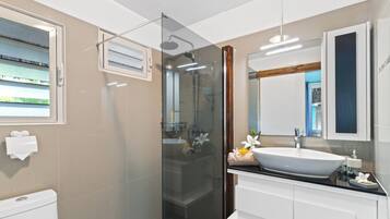 Douche, sèche-cheveux, serviettes fournies, shampoing
