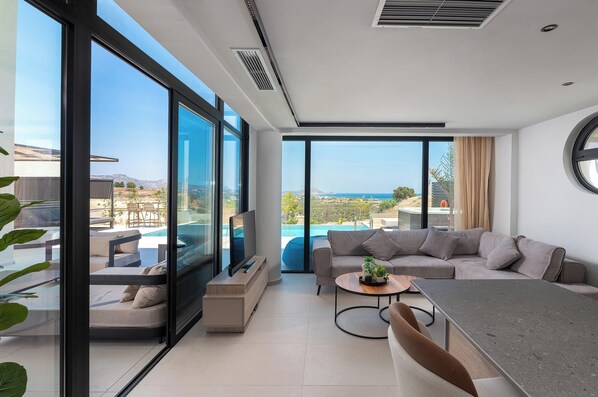 Smart TV - Trapezia Luxury Living-Alexandrite (Afantou)