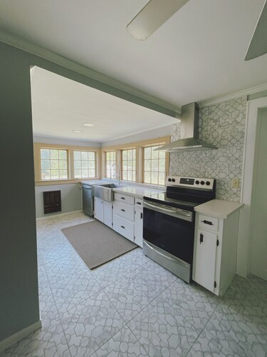 House on an acre! Book 2 nights and get the 3rd free.