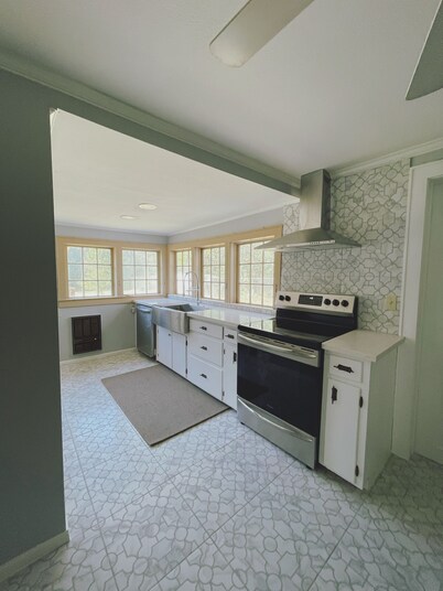 House on an acre! Book 2 nights and get the 3rd free.