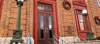 House on an acre! Book 2 nights and get the 3rd free.