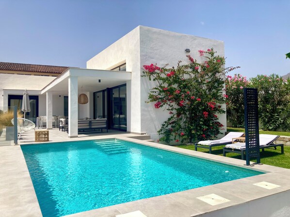 Outdoor pool -
Designer Villa - Private pool - Families / Beach + Marina + Golf 5 min drive (Estepona)