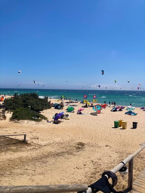 In Strandnähe, Liegestühle, Strandtücher