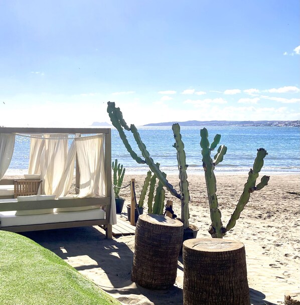 Plage à proximité, chaise longue, serviettes de plage