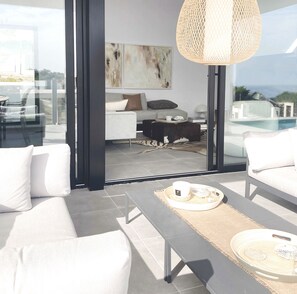 Smart TV, books, music library, video library -
Designer Villa - Private pool - Families / Beach + Marina + Golf 5 min drive (Estepona)