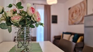 Ett matbord med en vas med rosor.