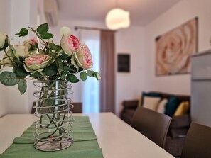 Apartment, 2 Schlafzimmer, Terrasse, Gartenblick | Wohnzimmer