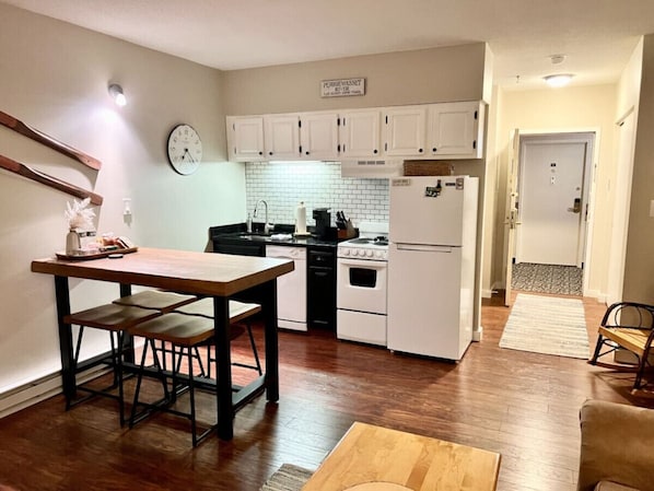 Frigorifero, microonde, forno, piano cottura