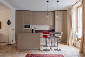Fridge, oven, stovetop, dishwasher