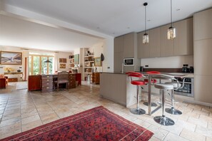 Een koelkast, een oven, een kookplaat, een vaatwasser