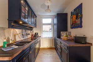 Kjøleskap, ovn, kokeplater og oppvaskmaskin