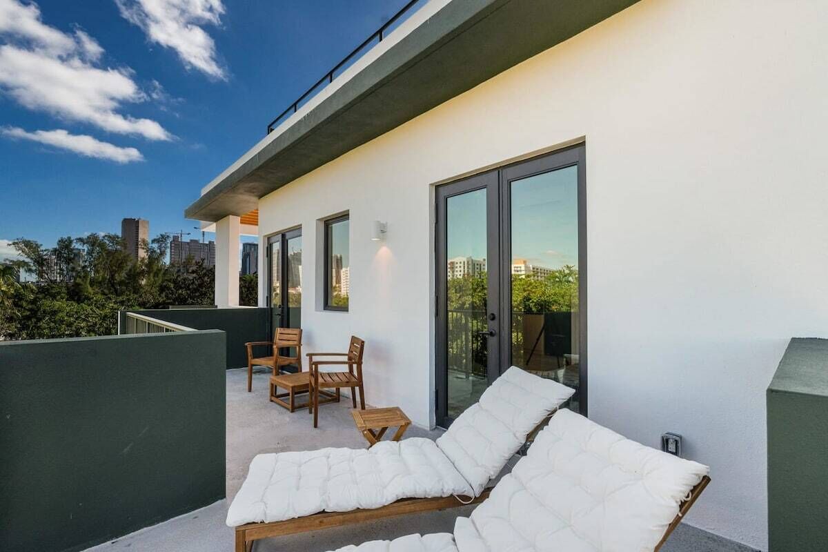 Olive Penthouse | 2 Bd/2Ba | Private Deck, Garden