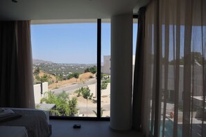 3 bedrooms, in-room safe, iron/ironing board, free WiFi