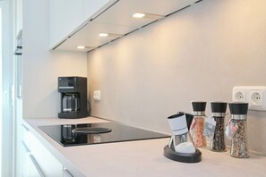 KĂŒhlschrank, Mikrowelle, Ofen, Herdplatte