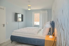 2 bedrooms, travel crib, free WiFi