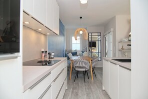 KĂŒhlschrank, Mikrowelle, Ofen, Herdplatte