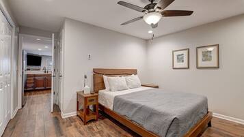 1 slaapkamer, een strijkplank/strijkijzer, gratis wifi, beddengoed