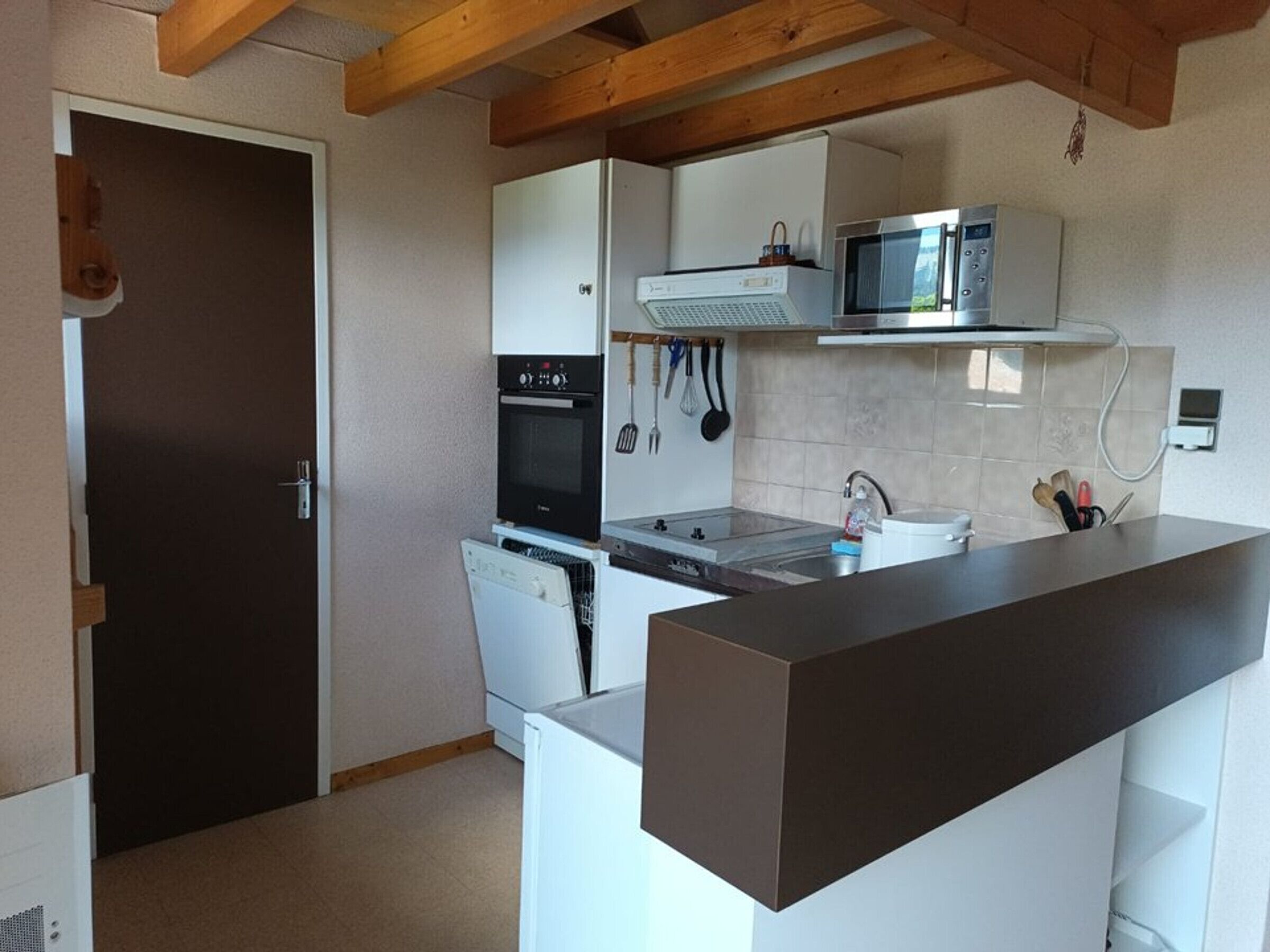 Kjøleskap, mikrobølgeovn, ovn og oppvaskmaskin