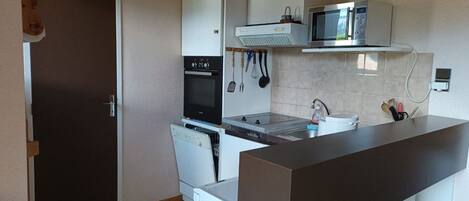 Een koelkast, een microgolfoven, een oven, een vaatwasser