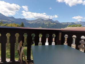 Outdoor dining - Apartment for 4, near slopes and shops, Crest-Voland (Crest-Voland)