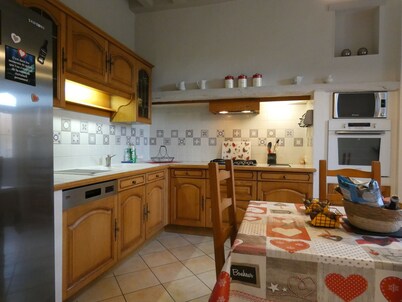 Charming Farmhouse Stay: Game Room, Spacious Garden, Near Historic Chateaux