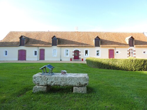 Charming Farmhouse Stay: Game Room, Spacious Garden, Near Historic Chateaux