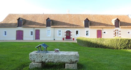 Charming Farmhouse Stay: Game Room, Spacious Garden, Near Historic Chateaux