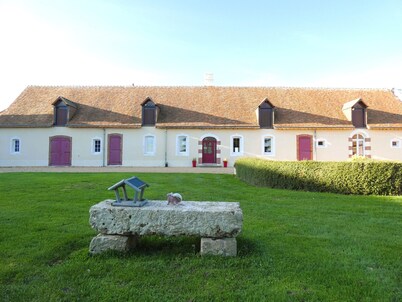 Charming Farmhouse Stay: Game Room, Spacious Garden, Near Historic Chateaux