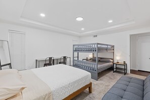 4 bedrooms, desk, iron/ironing board, free WiFi - Backyard Oasis w/ Pool + Spa and Huge Game Room (Richardson)