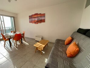TV - Renovated 1-bedroom apartment, stunning sea view, near beach (Saint-Jean-de-Monts)