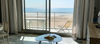 Beautiful 2-Bed Seafront Apt + Terrace & Private Garage