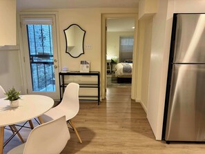 1 habitación, escritorio, tabla de planchar con plancha y wifi