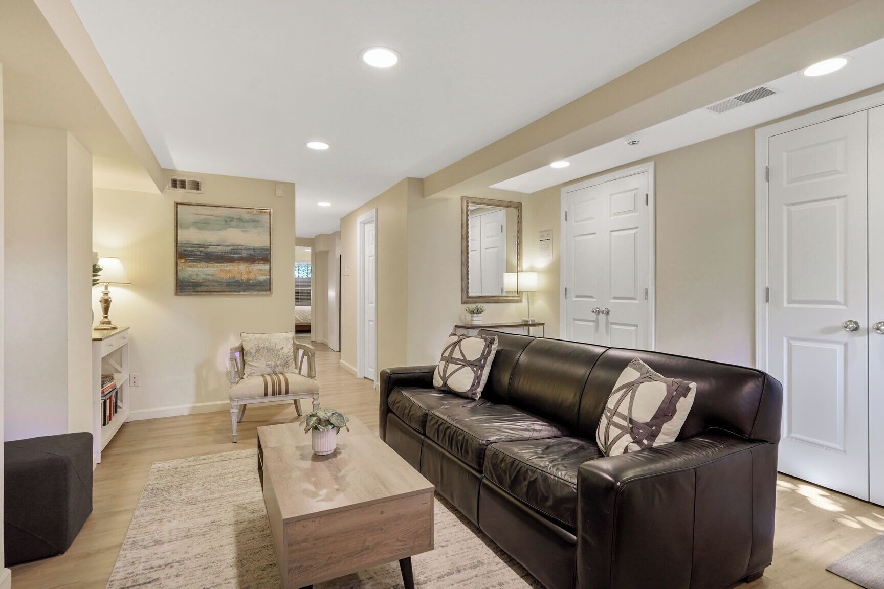 TV, bøker og kontorer