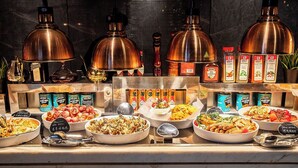 Un buffet proposant divers plats et accompagnements.