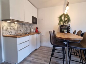 Microwave, oven, stovetop, coffee/tea maker - Cozy Renovated Studio for 4 with Free WiFi Near Slopes and Shops (Le Dévoluy)