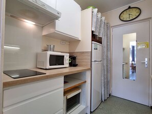 Kylskåp, mikrovågsugn, spishäll och diskmaskin