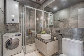 Dusche, umweltfreundliche Kosmetikartikel, Haartrockner, Handtücher