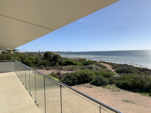 Absolute Beachfront on the cliff with easy stair access to the beach (BYO LINEN)