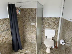 Ducha, champú y papel higiénico