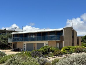 Exterior - Absolute Beachfront on the cliff with easy stair access to the beach (BYO LINEN) (Moonta Bay)