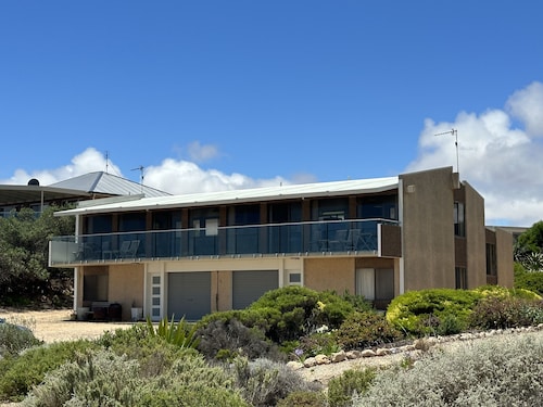 Absolute Beachfront on the cliff with easy stair access to the beach (BYO LINEN)