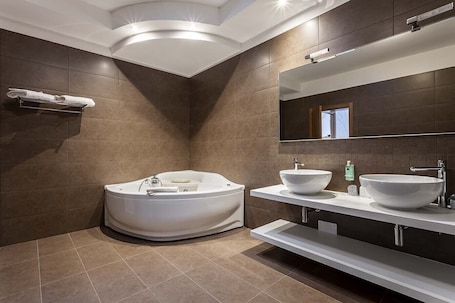 Deluxe Suite | Bathroom | Free toiletries, hair dryer, bidet, towels. Casa Valcellina