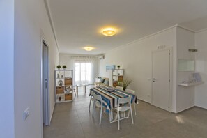 Comfort-Apartment | Wohnbereich | 32-Zoll-Flachbildfernseher mit Kabelempfang