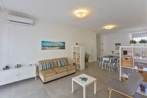 Comfort-Apartment | Wohnbereich | 32-Zoll-Flachbildfernseher mit Kabelempfang