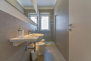 Comfort-Apartment | Badezimmer | Dusche, Haartrockner, Bidet, HandtĂŒcher